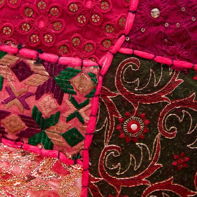 インド・プフ ラジャスタン刺繍布製のパッチワーククッションカバー - ピンク 5 - 表面の刺繍、パッチワークをズームしてみました。手作業の雰囲気が残る素朴な作りです。