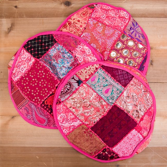 インド・プフ ラジャスタン刺繍布製のパッチワーククッションカバー - ピンク 7 - 柄はアソート(ランダム)でのお届けとなります。
また、お送りするのはパッチワークで作られている商品ですので、すべて柄、デザインが違少しづつ違います。誰ともカブらないオンリーワンのクッションカバーです!