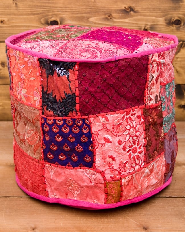 インド・プフ　ラジャスタン刺繍布製のパッチワーククッションカバー - ピンクの写真1枚目です。正面から撮影してみました。様々な柄のカラフルなラジャスタン刺繍布が目を引きます！
クッションカバー,パッチワーク,クッション,クッションチェア,プフ,スツール,オットマン,ラジャスタン