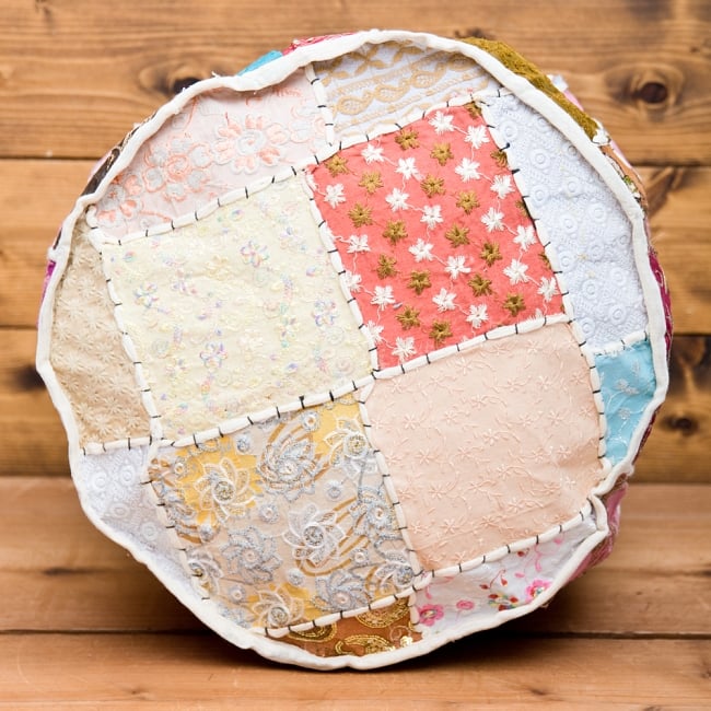 インド・プフ ラジャスタン刺繍布製のパッチワーククッションカバー - 白 2 - 上面の撮影してみました。様々な柄のカラフルなラジャスタン刺繍布が目を引きます!