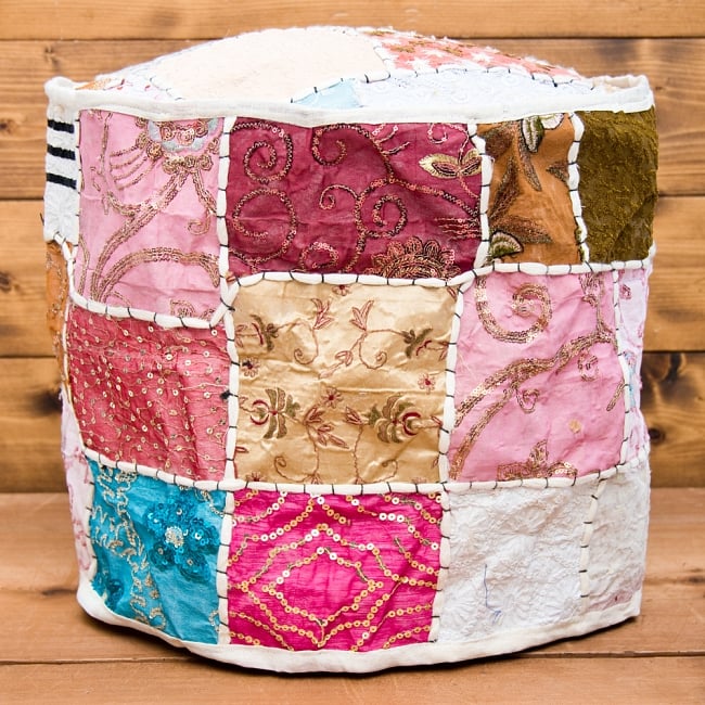 インド・プフ ラジャスタン刺繍布製のパッチワーククッションカバー - 白 3 - 横面の撮影してみました。様々な柄のカラフルなラジャスタン刺繍布が目を引きます!
