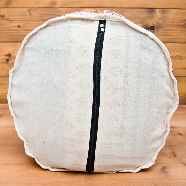 インド・プフ ラジャスタン刺繍布製のパッチワーククッションカバー - 白 4 - 裏面を撮影してみました。こちらのファスナーから中身を入れていきます。あまり分厚い布ではありませんので硬いものや尖ったものは入れないほうが良さそうです。