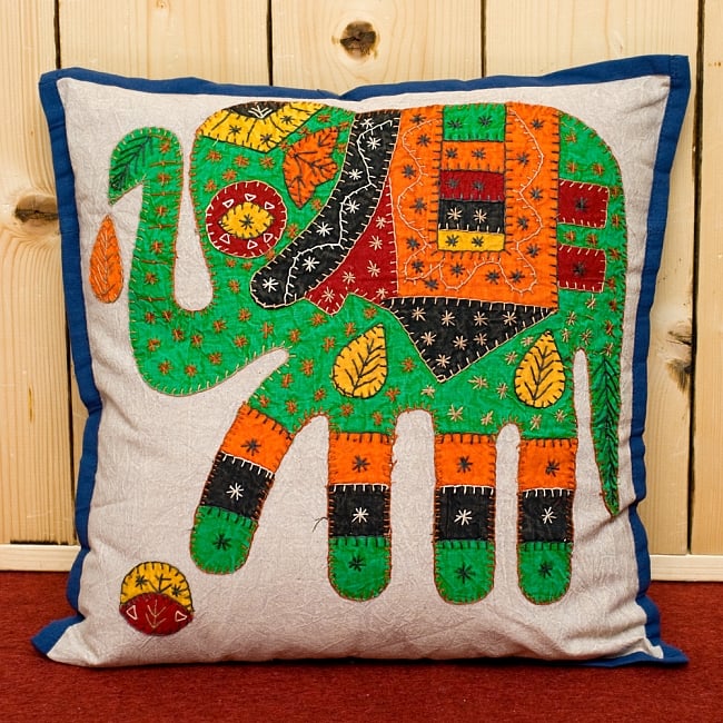 ラジャスタン刺繍のクッションカバー - 象さん【ネイビー】 2 - 手縫い刺繍のあたたかみを感じます!