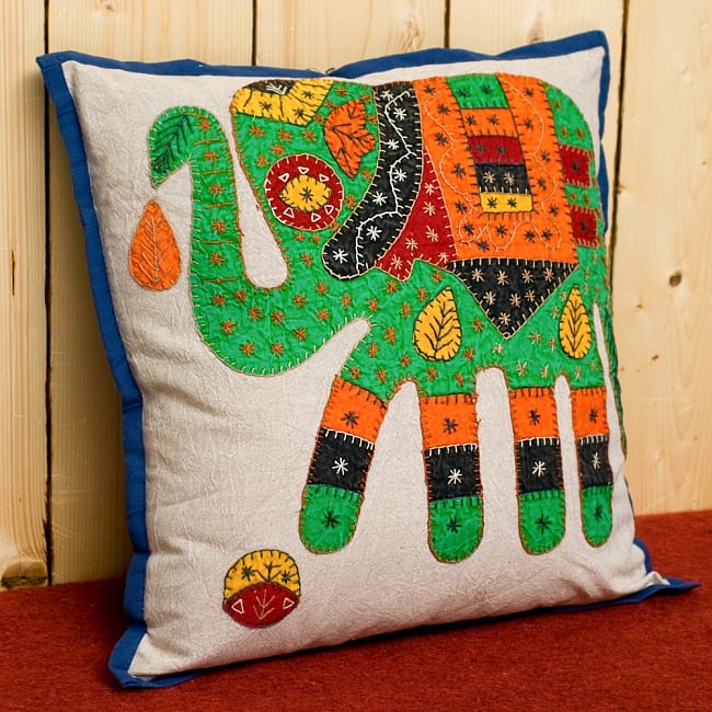 ラジャスタン刺繍のクッションカバー - 象さん【ネイビー】 3 - 別の角度から見ても可愛いです!