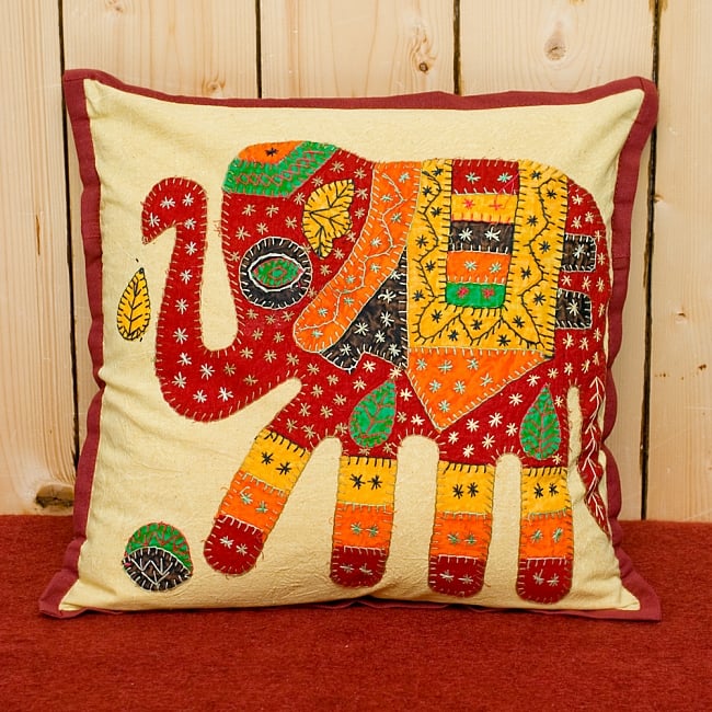 ラジャスタン刺繍のクッションカバー - 象さん【えんじ・赤象】 2 - 手縫い刺繍のあたたかみを感じます！