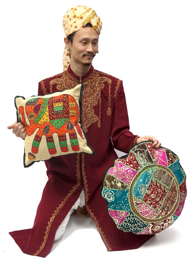 ラジャスタン刺繍のクッションカバー - 象さん【えんじ・赤象】 9 - サイズが分かるようにインドパパと一緒に撮影