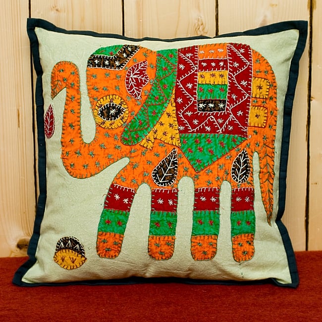 ラジャスタン刺繍のクッションカバー - 象さん【ブラック】 2 - 手縫い刺繍のあたたかみを感じます!