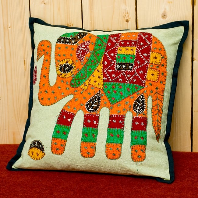 ラジャスタン刺繍のクッションカバー - 象さん【ブラック】の写真