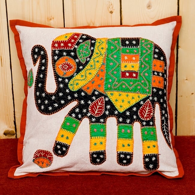 ラジャスタン刺繍のクッションカバー - 象さん【赤】 2 - 手縫い刺繍のあたたかみを感じます！