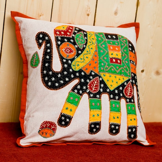 ラジャスタン刺繍のクッションカバー - 象さん【赤】 3 - 別の角度から見ても可愛いです！