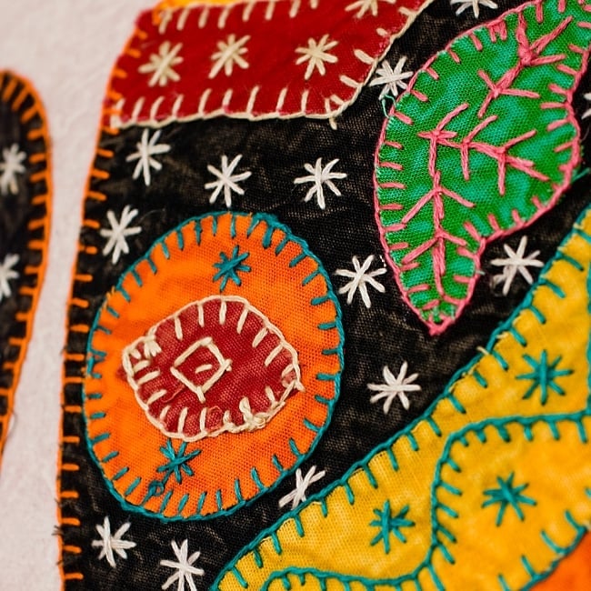 ラジャスタン刺繍のクッションカバー - 象さん【赤】 4 - UPにしてみました