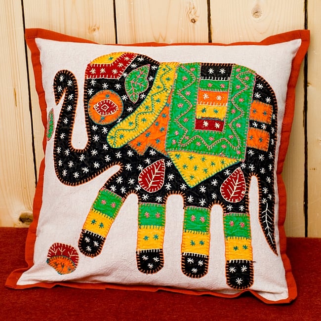 ラジャスタン刺繍のクッションカバー - 象さん【赤】の写真1枚目です。ラジャスタンのパッチワーク刺繍がとても可愛いクッションカバーです！クッションカバー,クッション,象,エレファント,パッチワーク,刺繍,ラジャスタン