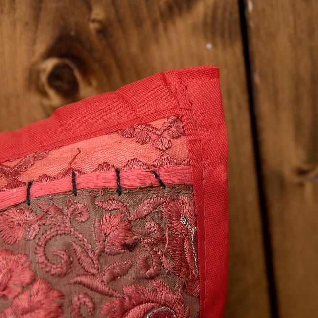  【ラジャスタン刺繍】クッションカバー 赤系アソート 4 - 縁はこの様になっています。チープさがインドらしくて素敵です＾＾