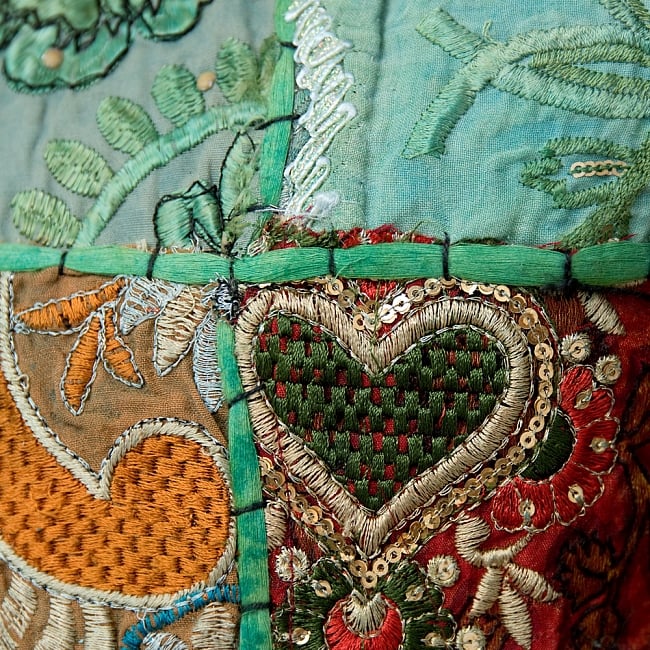  【ラジャスタン刺繍】クッションカバー 緑系アソート 3 - アンティーク布を使用しているので、シミやほつれなどある場合がござます。アンティークならではの魅力とご理解頂いた上でお買い求め下さいます様お願いお致します。