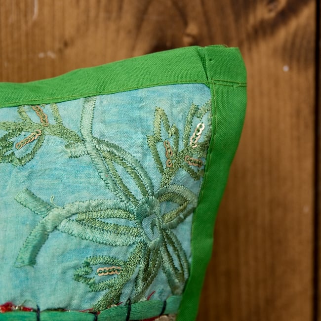  【ラジャスタン刺繍】クッションカバー 緑系アソート 4 - 縁はこの様になっています。チープさがインドらしくて素敵です＾＾