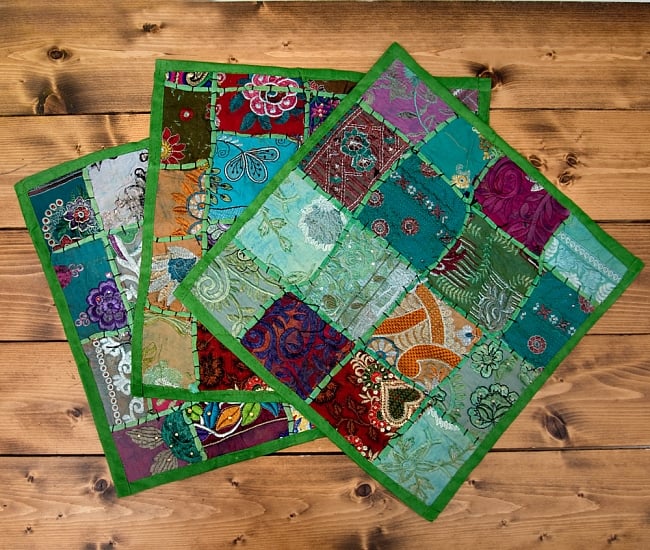  【ラジャスタン刺繍】クッションカバー 緑系アソート 6 - アソート例です。
この様な色合いの中から1点をランダムにお送りさせて頂きます。