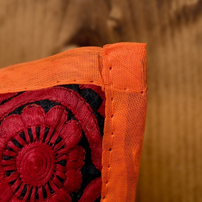  【ラジャスタン刺繍】クッションカバー オレンジ系アソート 4 - 縁はこの様になっています。チープさがインドらしくて素敵です＾＾
