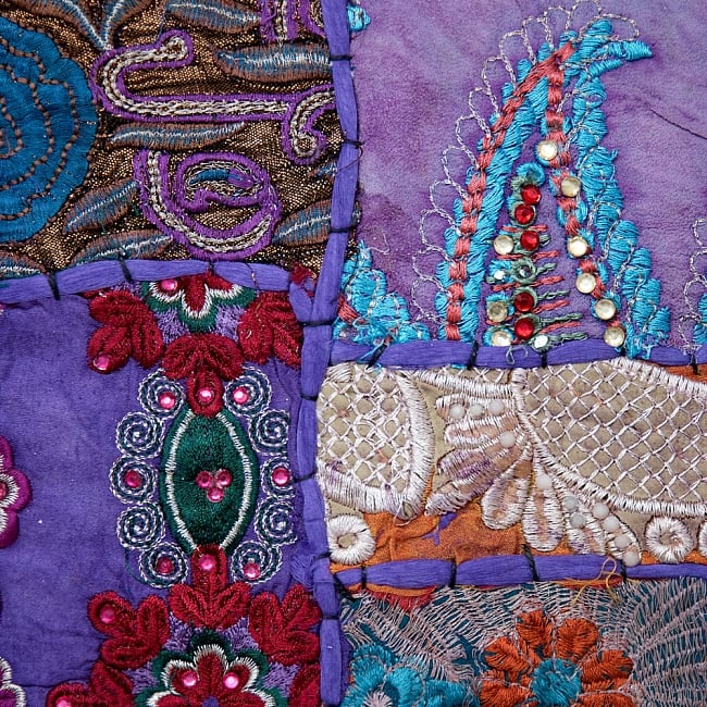  【ラジャスタン刺繍】クッションカバー 紫系アソート 3 - アンティーク布を使用しているので、シミやほつれなどある場合がござます。アンティークならではの魅力とご理解頂いた上でお買い求め下さいます様お願いお致します。