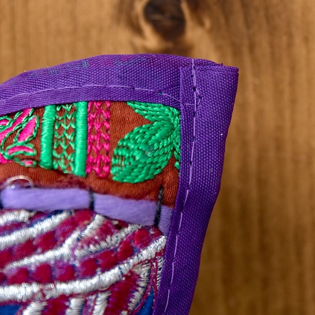  【ラジャスタン刺繍】クッションカバー 紫系アソート 4 - 縁はこの様になっています。チープさがインドらしくて素敵です＾＾