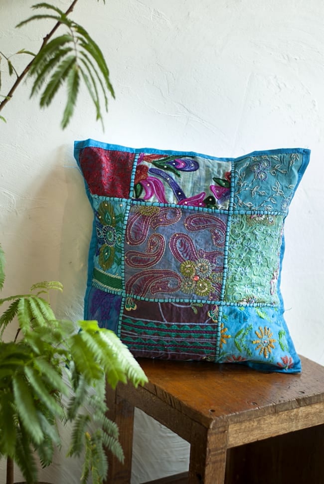  【ラジャスタン刺繍】クッションカバー 紫系アソート 7 - 同類商品の使用例です！とても素敵ですね＾＾