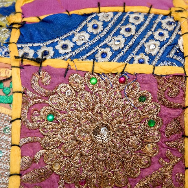  【ラジャスタン刺繍】クッションカバー 黄色系アソート 3 - アンティーク布を使用しているので、シミやほつれなどある場合がござます。アンティークならではの魅力とご理解頂いた上でお買い求め下さいます様お願いお致します。