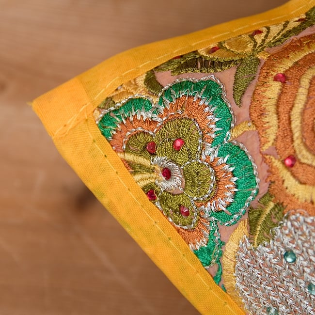  【ラジャスタン刺繍】クッションカバー 黄色系アソート 4 - 縁はこの様になっています。チープさがインドらしくて素敵です＾＾