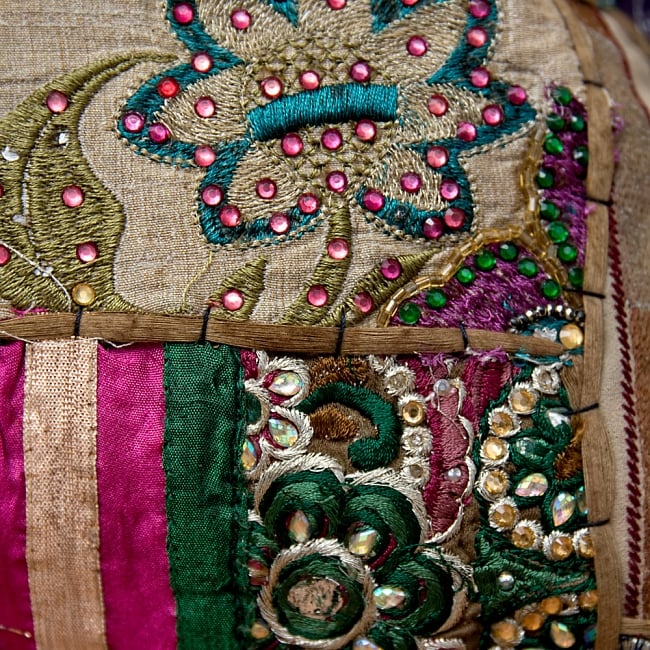 【ラジャスタン刺繍】クッションカバー カーキ系アソート 3 - アンティーク布を使用しているので、シミやほつれなどある場合がござます。アンティークならではの魅力とご理解頂いた上でお買い求め下さいます様お願いお致します。