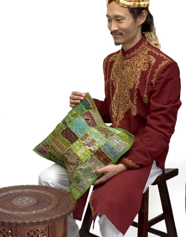  【ラジャスタン刺繍】クッションカバー カーキ系アソート 8 - インドパパが持ってみました！ちょうどいい大きさです。こちらは、同じサイズの同類商品を撮影したものです。