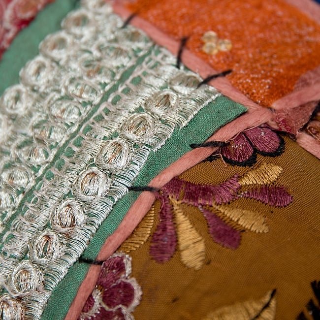 【ラジャスタン刺繍】クッションカバー茶系アソート 3 - アンティーク布を使用しているので、シミやほつれなどある場合がござます。アンティークならではの魅力とご理解頂いた上でお買い求め下さいます様お願いお致します。