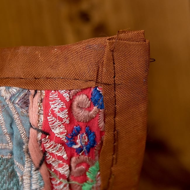 【ラジャスタン刺繍】クッションカバー茶系アソート 4 - 縁はこの様になっています。チープさがインドらしくて素敵です^^