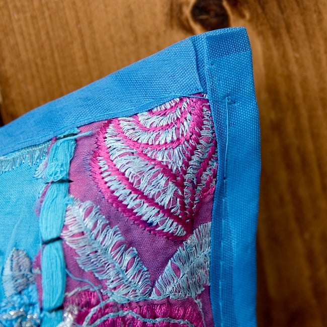  【ラジャスタン刺繍】クッションカバー 水色系アソート 4 - 縁はこの様になっています。チープさがインドらしくて素敵です＾＾