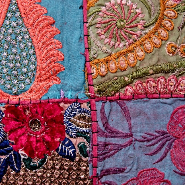 【ラジャスタン刺繍】クッションカバー えんじ系アソート 3 - アンティーク布を使用しているので、シミやほつれなどある場合がござます。アンティークならではの魅力とご理解頂いた上でお買い求め下さいます様お願いお致します。
