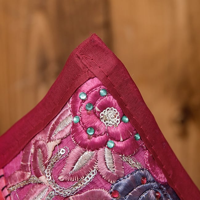 【ラジャスタン刺繍】クッションカバー えんじ系アソート 4 - 縁はこの様になっています。チープさがインドらしくて素敵です＾＾