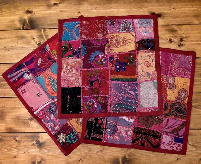 【ラジャスタン刺繍】クッションカバー えんじ系アソート 6 - アソート例です。
この様な色合いの中から1点をランダムにお送りさせて頂きます。