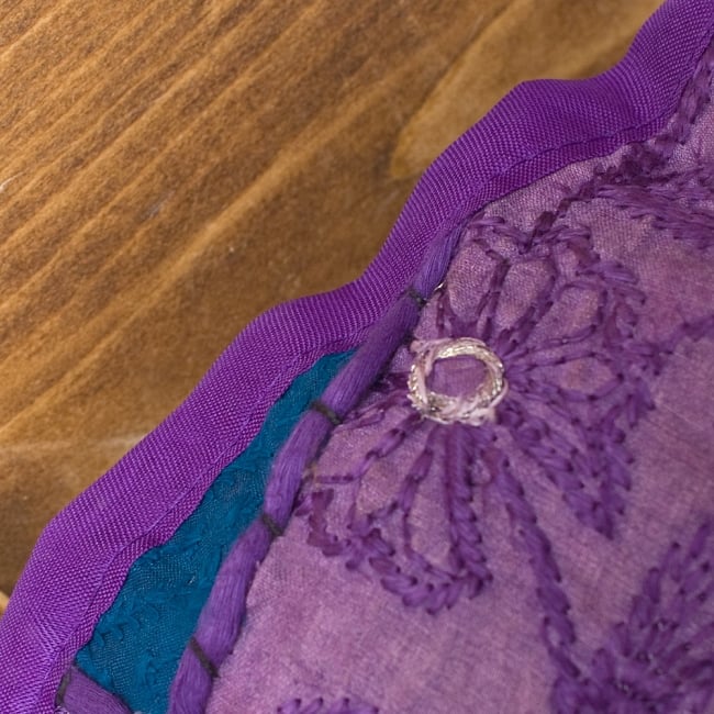 ラジャスタン刺繍のクッションカバー - 紫系アソート 4 - 縁はこのようになっています