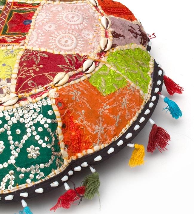 【ラジャスタン刺繍】ふわふわ付き!クッションカバー - 白系 2 - 横面の撮影してみました。様々な柄のカラフルなラジャスタン刺繍布が目を引きます!