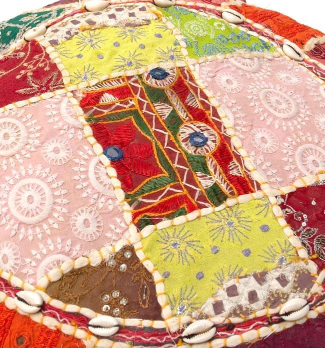 【ラジャスタン刺繍】ふわふわ付き!クッションカバー - 白系 3 - 上面の撮影してみました。様々な柄のカラフルなラジャスタン刺繍布が目を引きます!