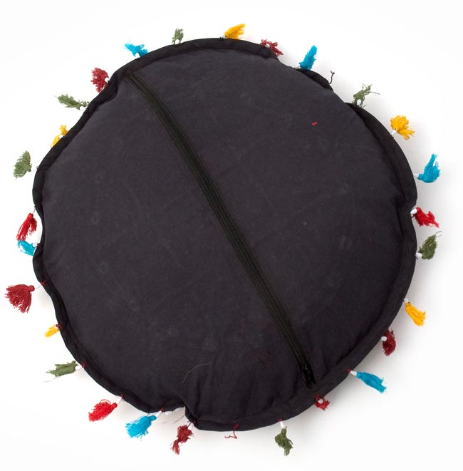 【ラジャスタン刺繍】ふわふわ付き!クッションカバー - 白系 4 - 裏面を撮影してみました。
ファスナーも外国製ですのであまり丈夫ではない場合があります。
撮影では中に毛布をパンパンに詰めて撮影しています。外側のカバーのみの販売ですので、お客様の手で中に毛布や布、新聞紙やプチプチなどを詰めてあげてください。