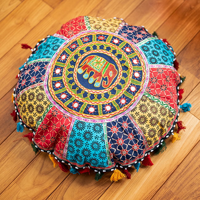 【ミラー付き!特大 直径63cm】ラジャスタン刺繍のクッションカバー - 象さん 2 - 寝かせてみました。