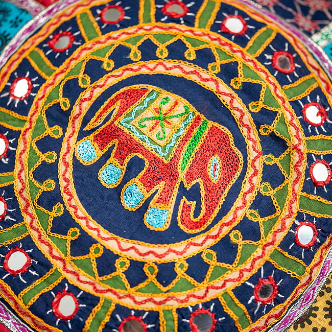 【ミラー付き！特大 直径63cm】ラジャスタン刺繍のクッションカバー - 象さん 3 - ラジャスタン刺繍の象さんが可愛いです。