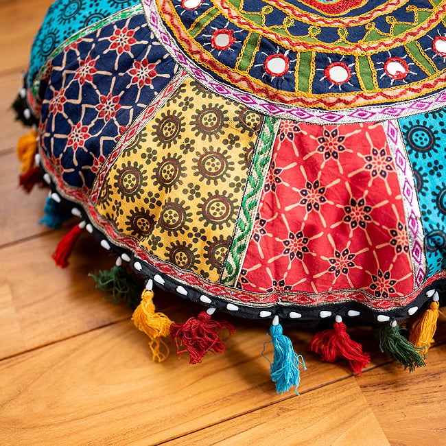 【ミラー付き!特大 直径63cm】ラジャスタン刺繍のクッションカバー - 象さん 4 - 周囲にはフサフサがついています。