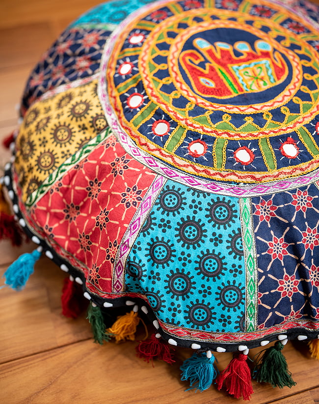 【ミラー付き!特大 直径63cm】ラジャスタン刺繍のクッションカバー - 象さん 5 - 砂漠の地方ならではのデザインです。