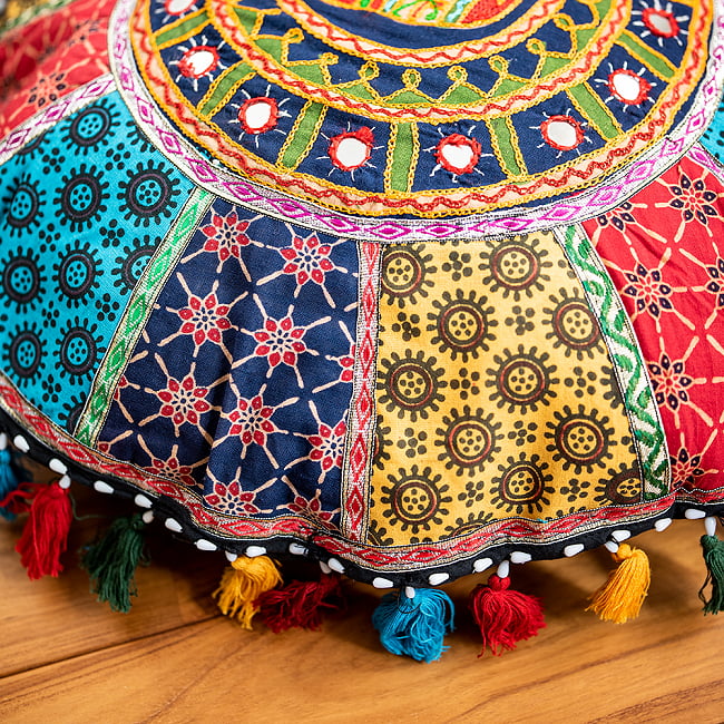 【ミラー付き!特大 直径63cm】ラジャスタン刺繍のクッションカバー - 象さん 6 - 細部を見てみました。