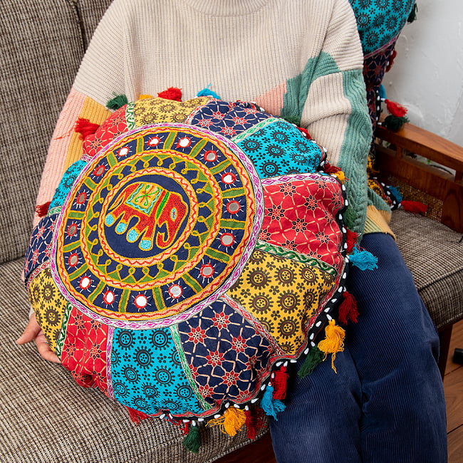 【ミラー付き!特大 直径63cm】ラジャスタン刺繍のクッションカバー - 象さん 9 - とっても大きなサイズです!