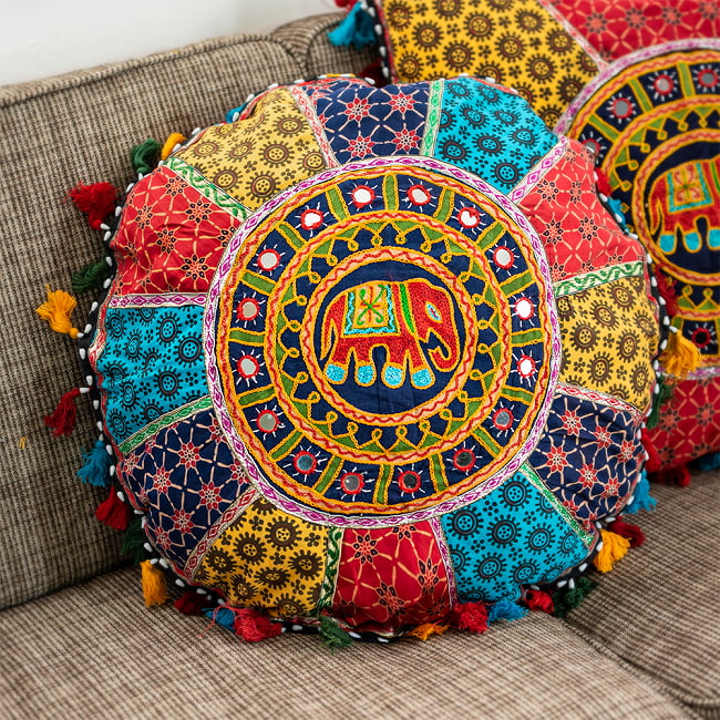【ミラー付き!特大 直径63cm】ラジャスタン刺繍のクッションカバー - 象さんの写真