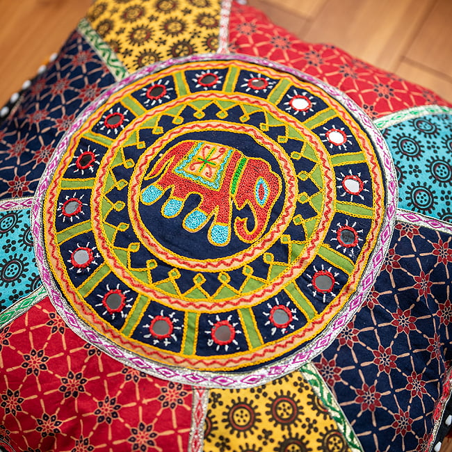 【ミラー付き!特大 61cm x 61cm】ラジャスタン刺繍の四角いクッションカバー - 象さん 2 - ラジャスタン刺繍の象さんが可愛いです。