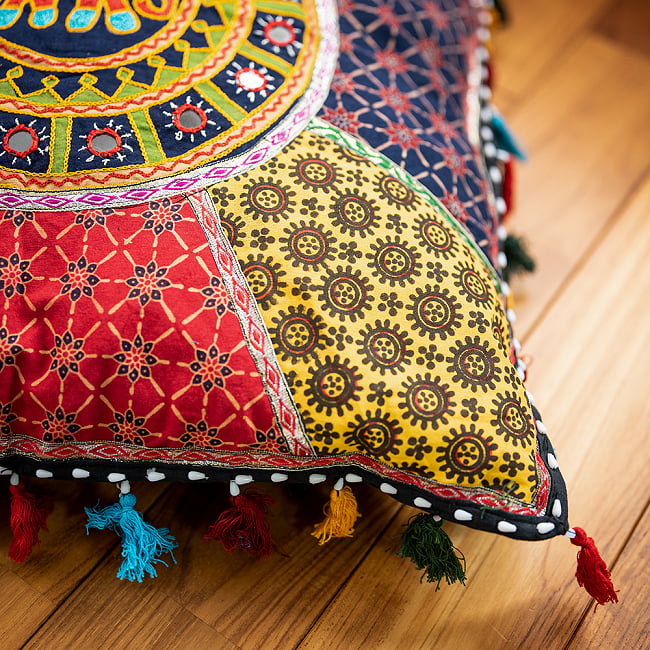【ミラー付き!特大 61cm x 61cm】ラジャスタン刺繍の四角いクッションカバー - 象さん 3 - 周囲にはフサフサがついています。