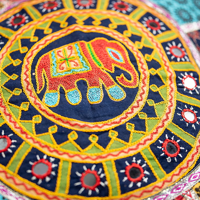 【ミラー付き!特大 61cm x 61cm】ラジャスタン刺繍の四角いクッションカバー - 象さん 4 - 砂漠の地方ならではのデザインです。