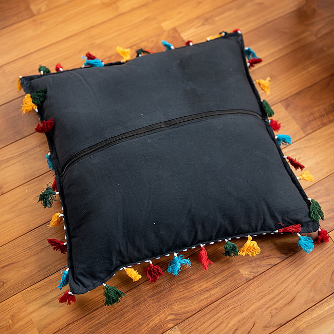 【ミラー付き!特大 61cm x 61cm】ラジャスタン刺繍の四角いクッションカバー - 象さん 5 - 裏面の様子です。ジッパー式になっています。