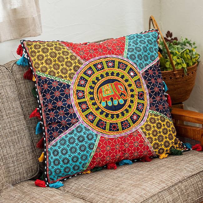 【ミラー付き!特大 61cm x 61cm】ラジャスタン刺繍の四角いクッションカバー - 象さん 6 - お部屋の雰囲気がぐっと明るくなるクッションカバーです。
